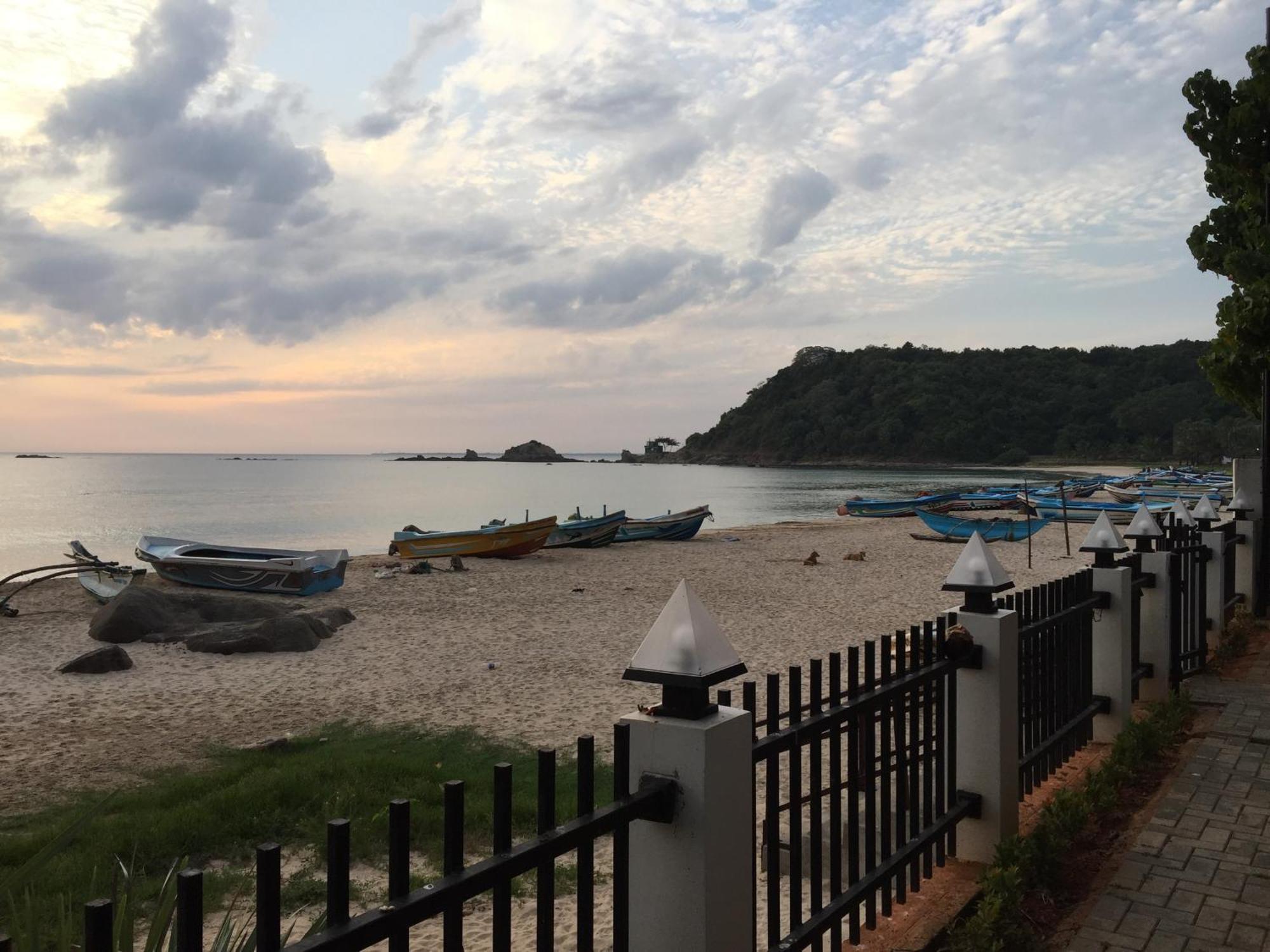 Janas Blue Water Corner Hotel Trincomalee Exterior photo